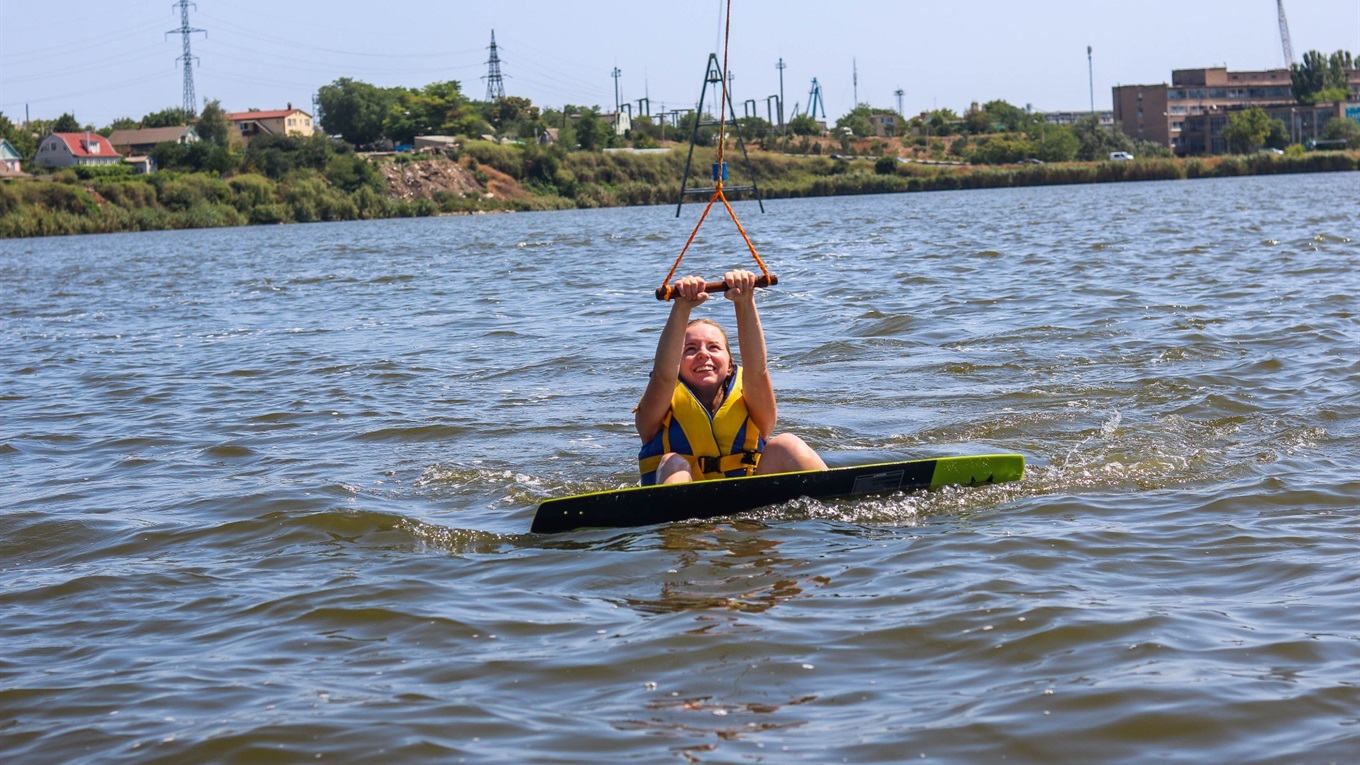 Що таке вейкбординг і як навчитись літати над водою