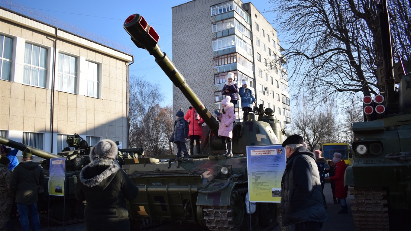 Дитячий батальйон на танку та з гвинтівкою в руках: у Новограді — день Збройних сил України