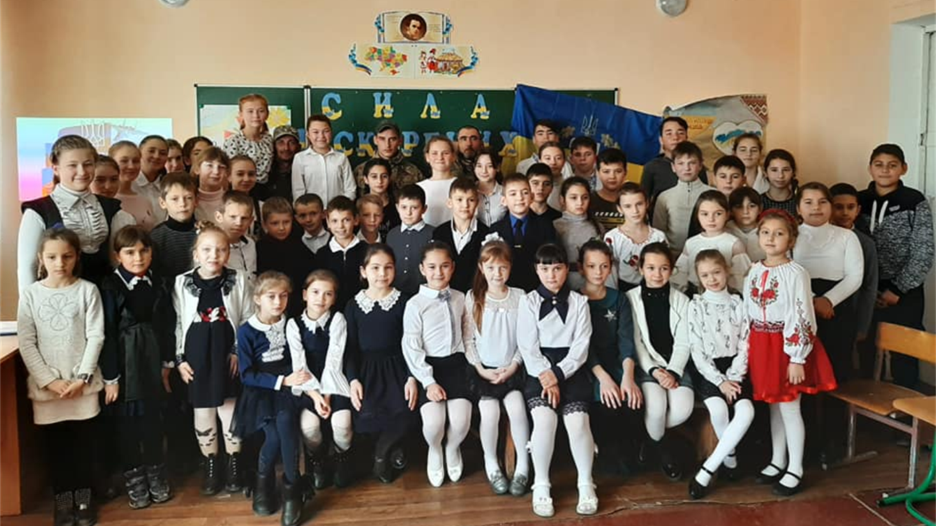 Новоалексеевские школьники поздравили 34 батальон с Днём ВСУ
