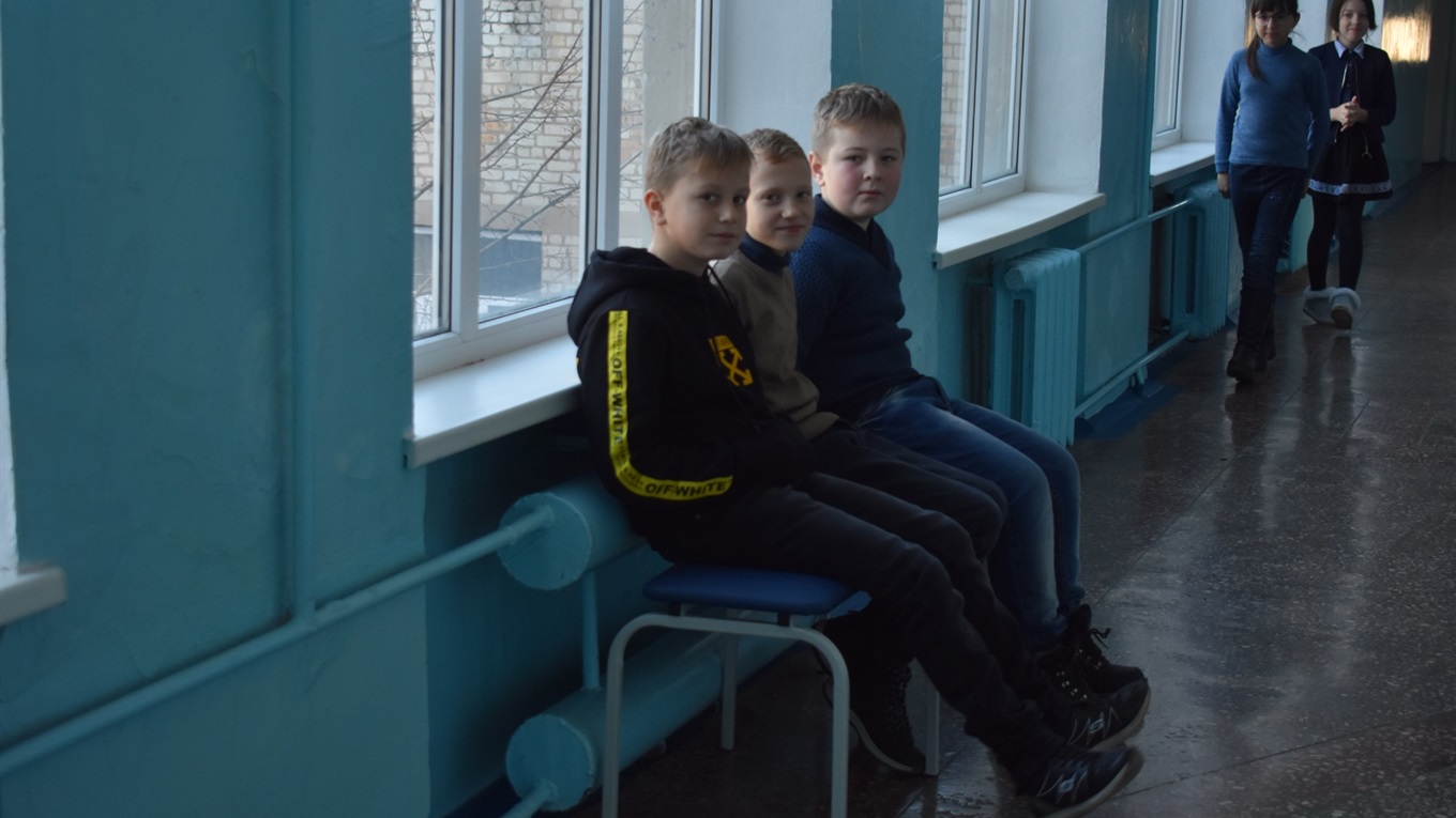  Фото дня. В коридорах Нижньосірогозької школи встановили десять різнокольорових лавок