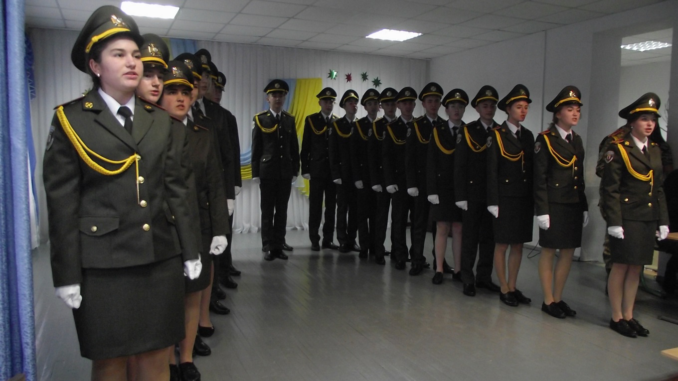Випускникам «Патріота» пошили парадну форму