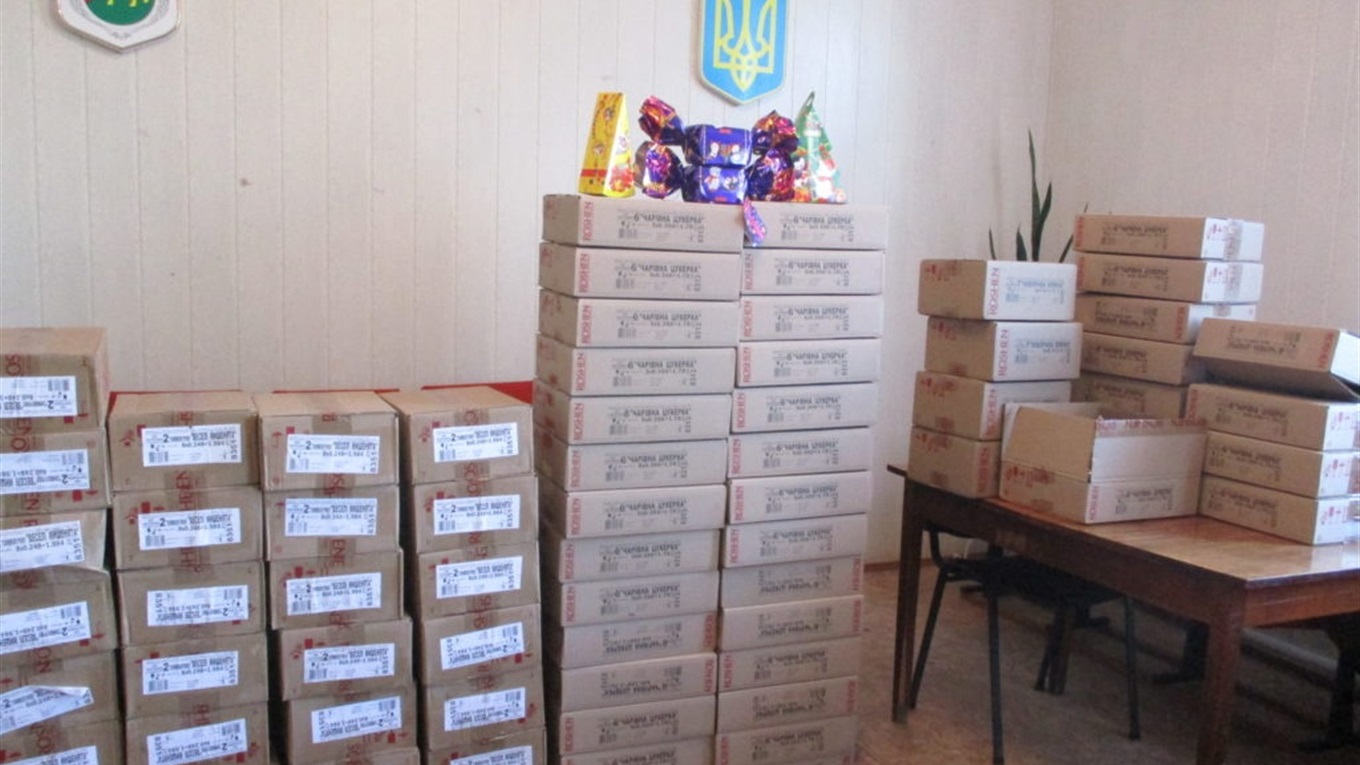 Карамельки і шоколадки: Нижньосірогозька селищна рада придбала новорічні подарунки