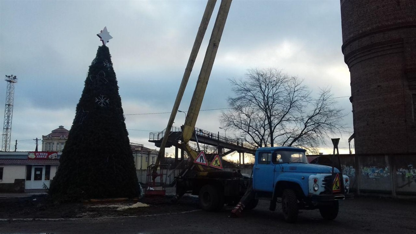 У Ворожбі встановили і прикрашають новорічну ялинку
