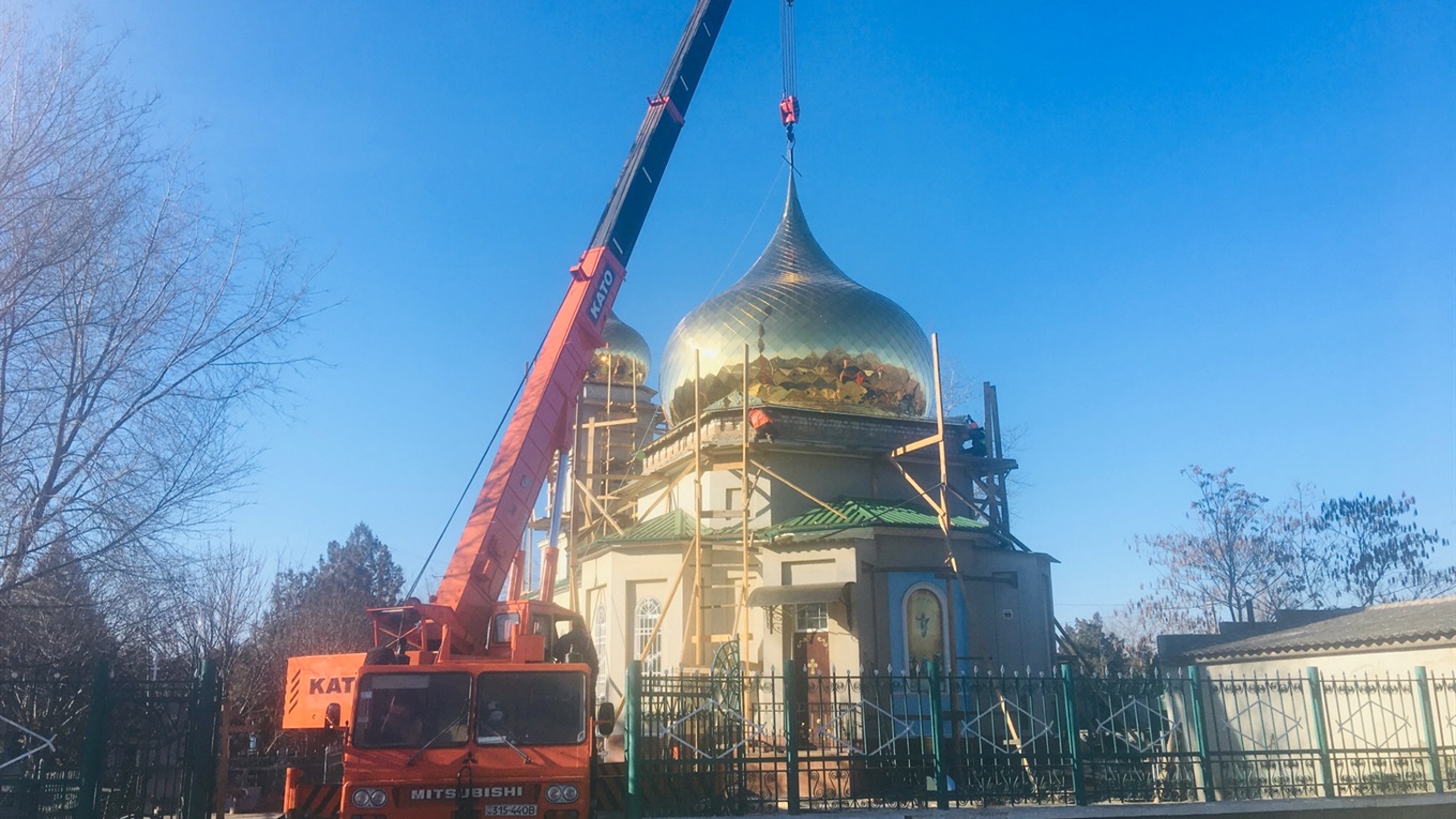 Значимое событие для православных Измаила: на Свято-Вознесенскую церковь установили купола (видео)