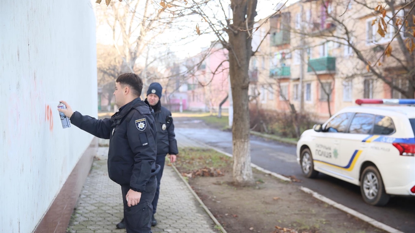 Патрульная полиция Измаила закрасила спайсы по всему городу 