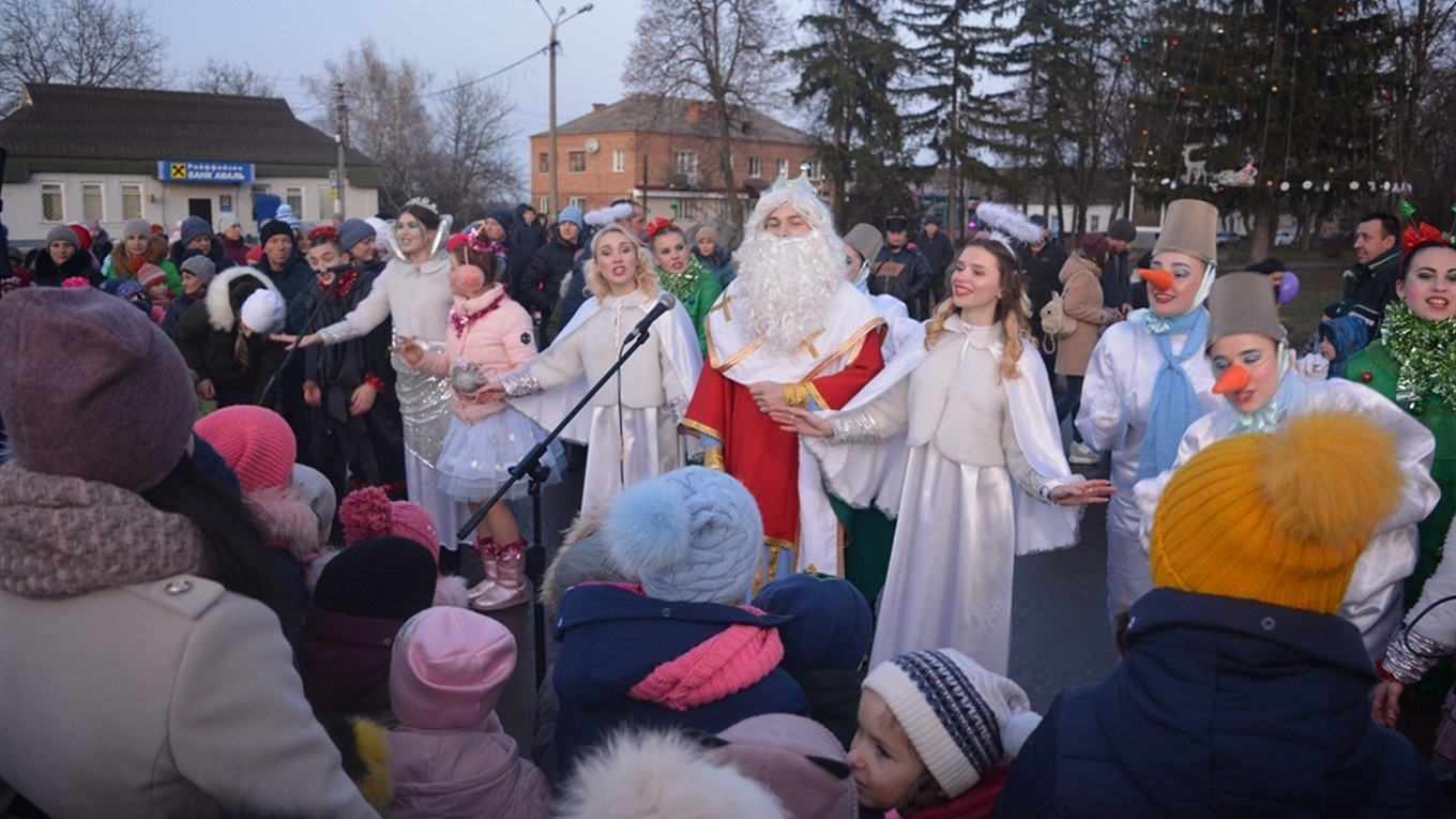 У Гадячі відкрили новорічну ялинку