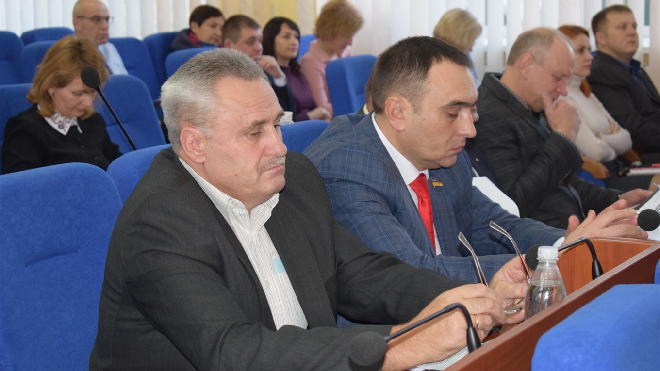 У п'ятницю закрили, у понеділок – відкрили: депутати розбирались із лікарняним Весельського