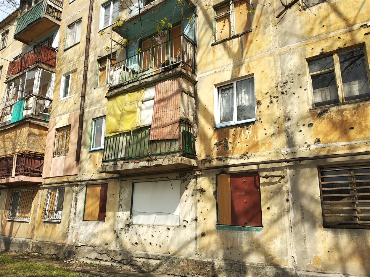Этот фото сделано весной 2019 года в поселке шахты "Октябрьская". Жилой дом по проспекту Колхозный подвергся обстрелам со стороны позиций ВСУ