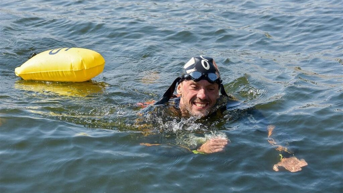 Переплив Дніпро, тепер готується до моря. Український плавець ставить рекорди з найдовших запливів