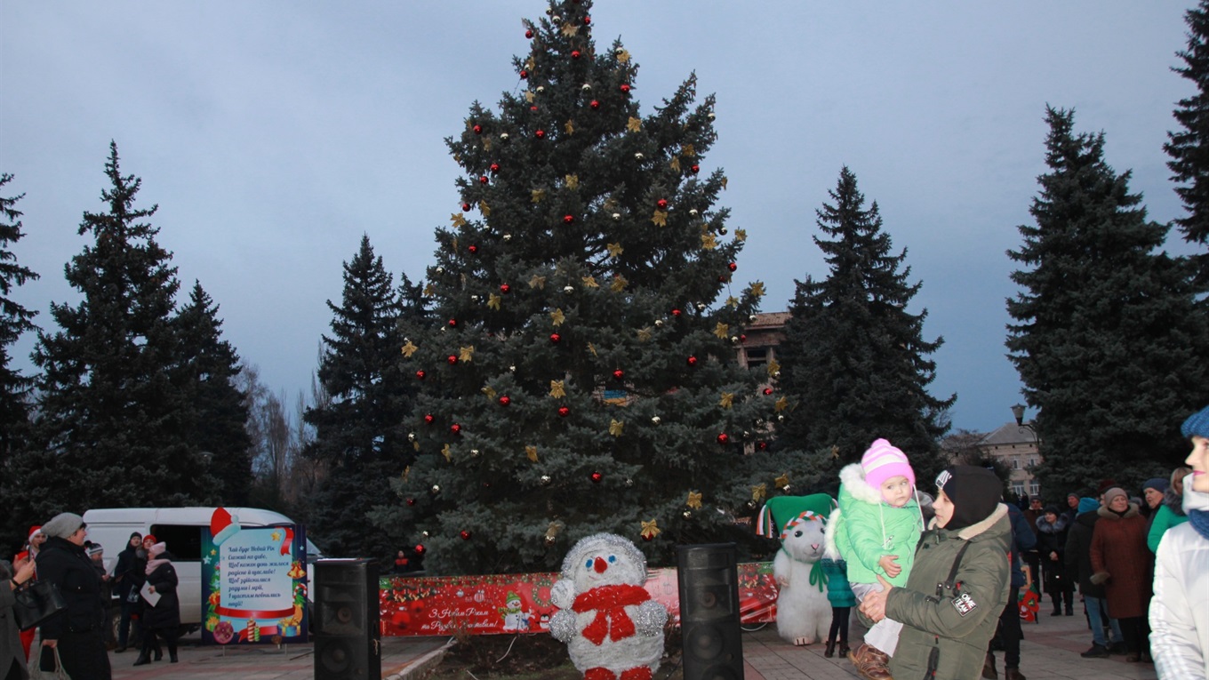 В Торецке зажгли главную городскую елку: фоторепортаж