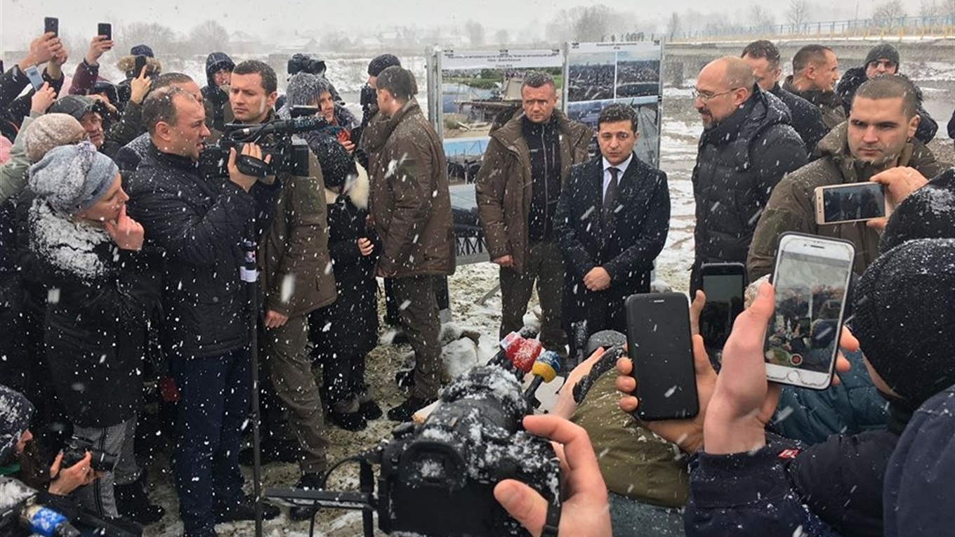Президент  в Довгому-Калуському подякував  будівничим моста  за добру роботу