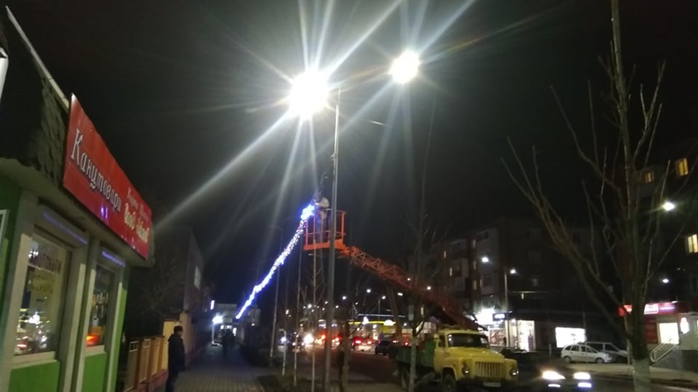 В центрі Старокостянтинова встановлюють вуличне освітлення та ілюмінацію