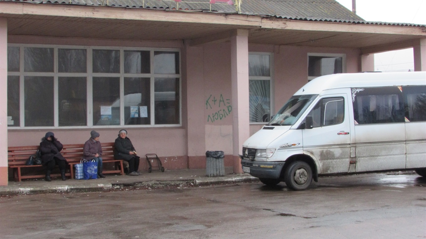 Автостанція в Корюківці не працює. І зала, куди пускали людей, знову зачинена