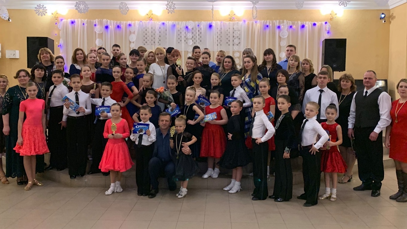 Бальні  танці під ялинкою: на новорічному балу  "Віват, Граціє!" танцювали діти і дорослі