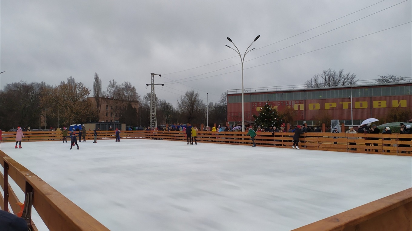 Сбылась еще одна мечта горожан: в Измаиле открыли ледовый каток (видео)