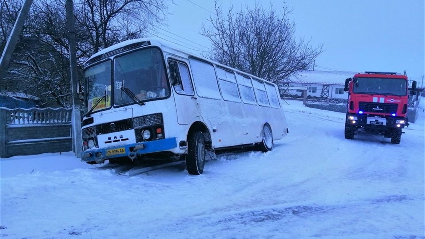 У Борівцях рятувальники витягували з кювету маршрутку