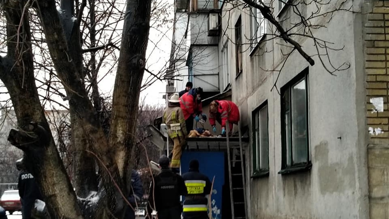 Літня жінка випала з вікна у Добропіллі