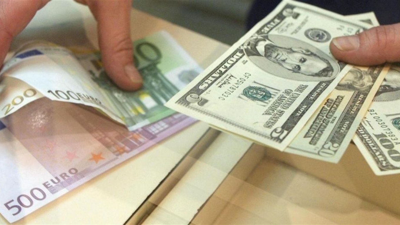 Особистий рахунок: варто скуповувати долари чи берегти гривні? 