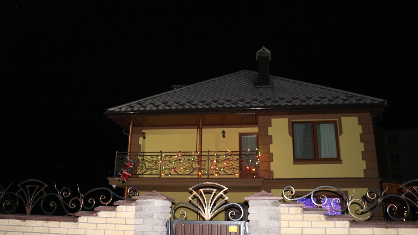 Як старокостянтинівці прикрасили будинки до свят