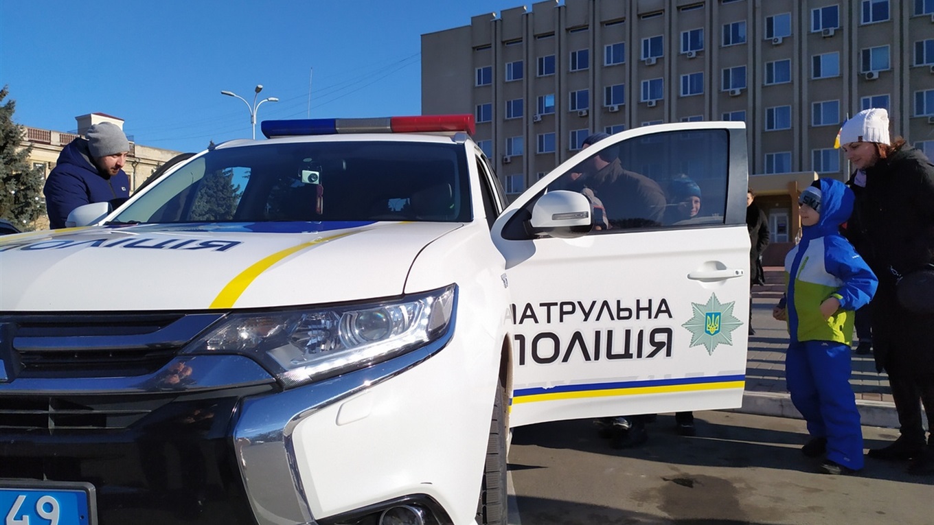 В центре Измаила выли полицейские сирены: дети встречали Рождество с патрульными (видео)