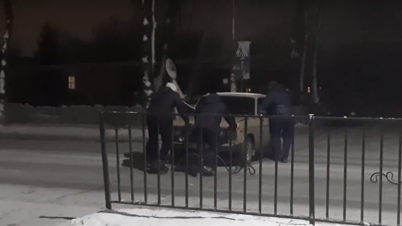 Автомобіль без водія врізався в паркан біля АТБ у Волновасі: відео