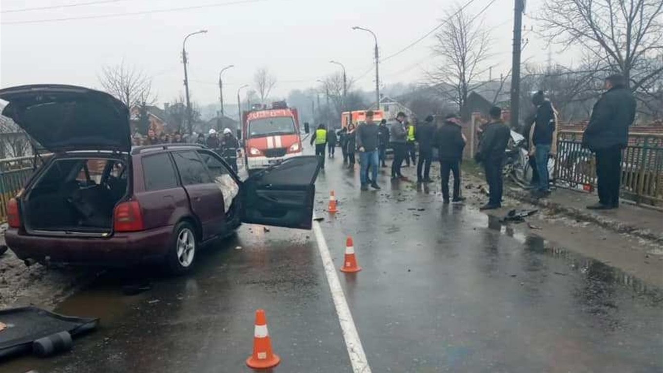 У Калуші зіткнулися Audi і Mitsubishi – водій Audi загинув , троє людей госпіталізовано, оновлено
