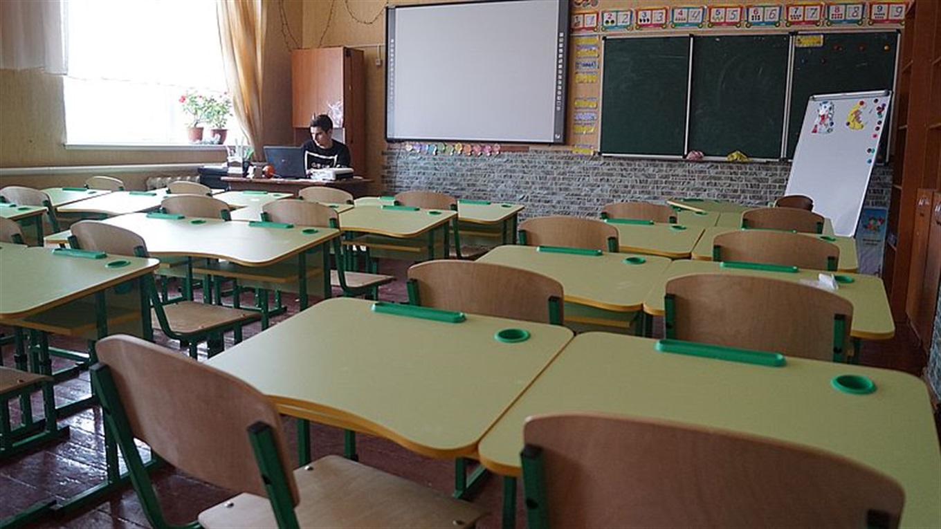 В Счастливцево получили 25 парт и стульев для Новой украинской школы