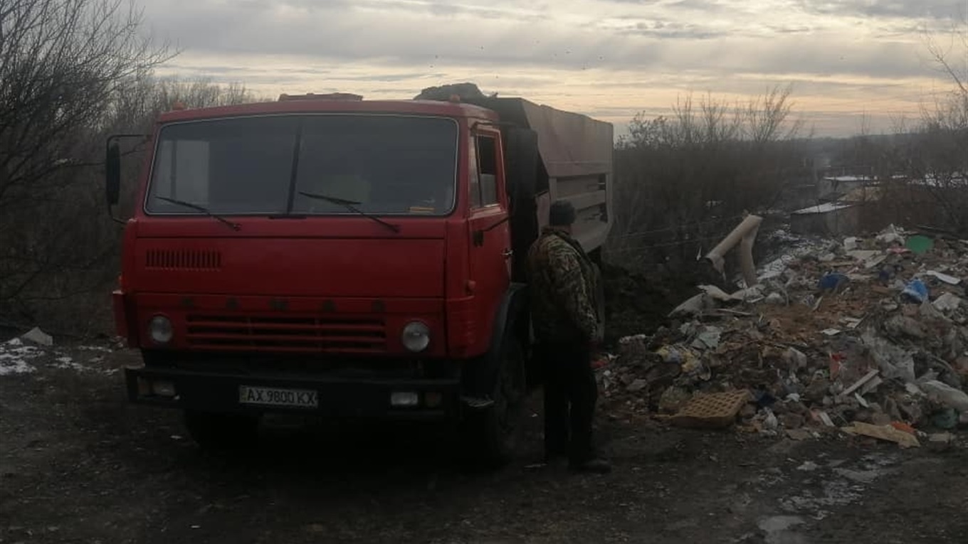 Скидали будівельне сміття у яр за 4 мікрорайоном: техніку забрали на штрафмайданчик