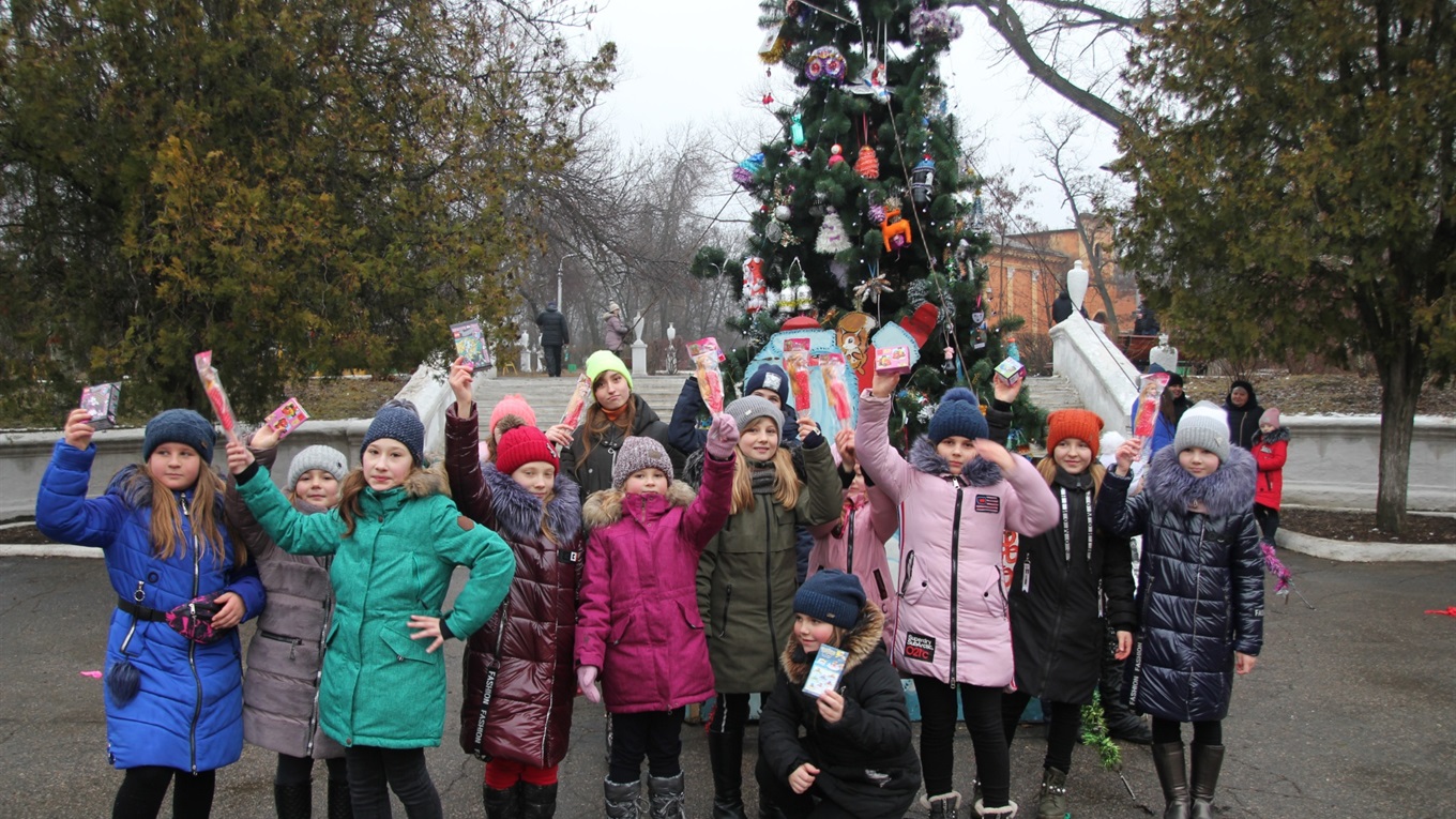 Шумный и веселый праздник провели для детей в одном из поселков Торецка