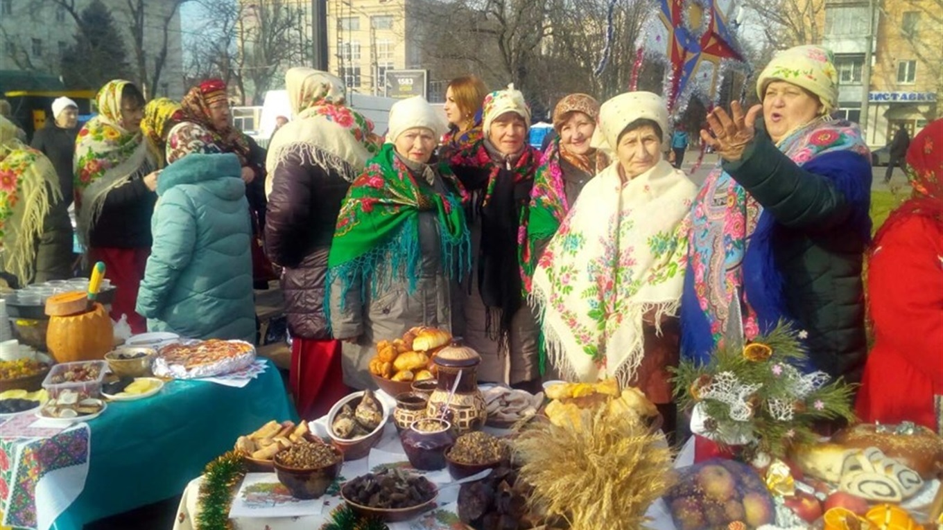 Як сірогозькі жіночки у Херсоні щедрували і кутею пригощали