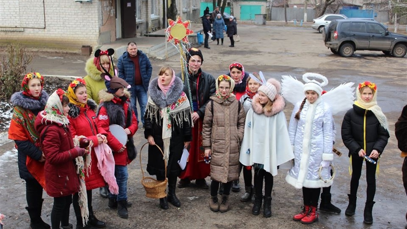Гуртківці Будинку школярів водили Маланку по вулицях Троїцького