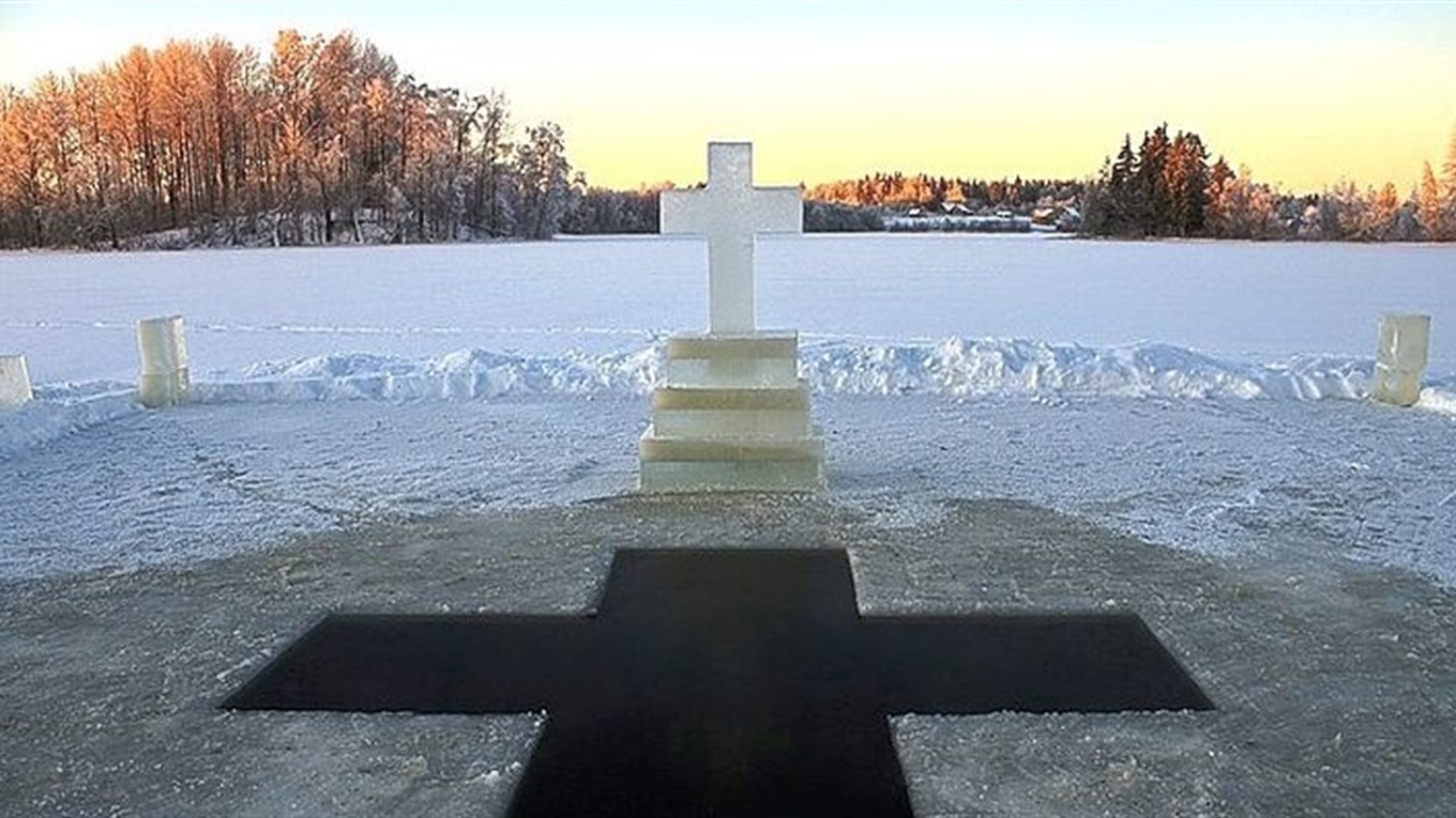Як треба занурюватися на Хрещення. Поради від священнослужителя, “бувалого” та лікаря