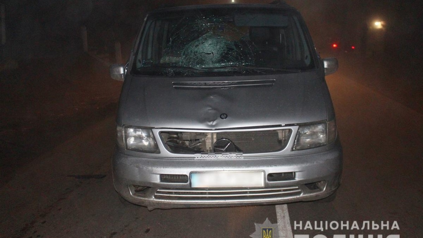У Нижніх Станівцях мікроавтобус збив чоловіка, потерпілий помер у лікарні