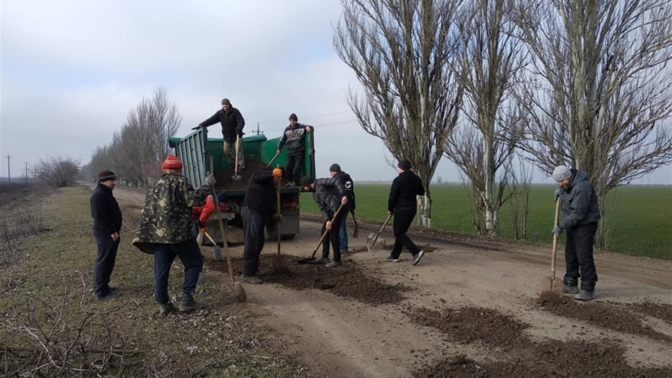 Фото дня: першопокровчани відремонтували дорогу власними силами