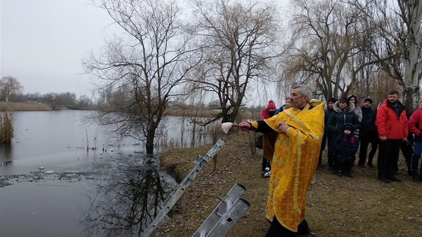 У Першопокровці пірнали в балку, прославляли Христа та освячували воду (фото)