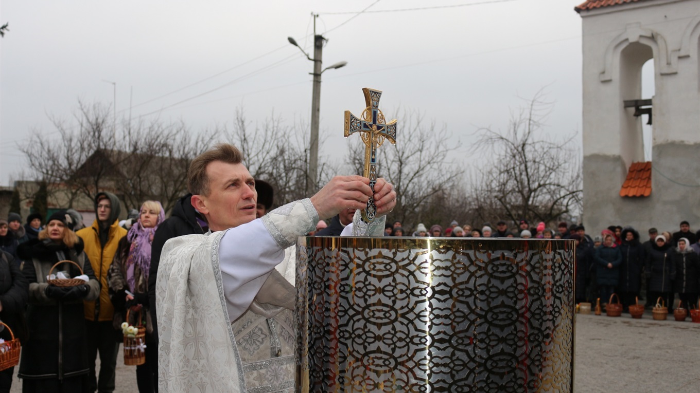 Водохреща у Старокостянтинові: хто пірнув у холодну воду