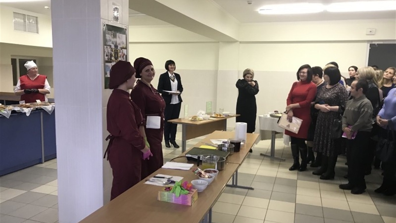 Рецепти кухаря Євгена Клопотенка для шкільного меню представили у Лужанах