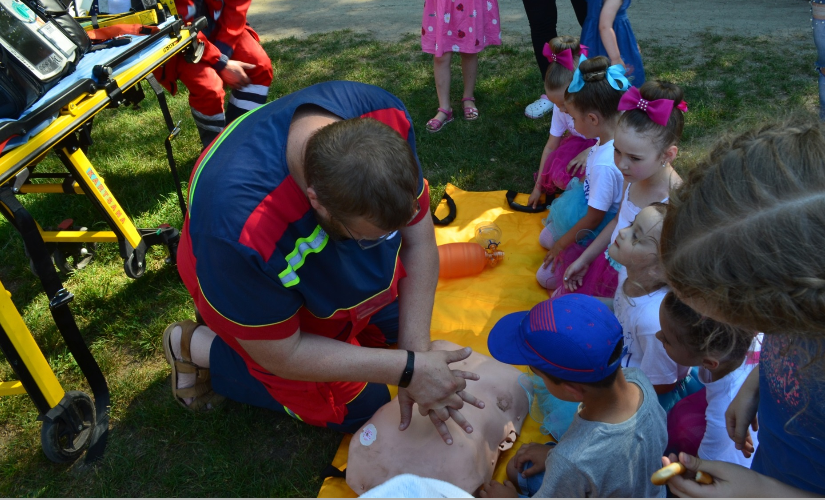 Андрій Аносов на дитячому святі у Біляївці розповідає, як надавати першу допомогу 