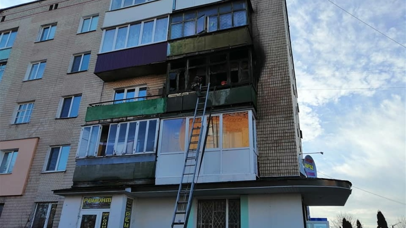 Пожежа у Старокостянтинові: 10 жителів будинку евакуювали 