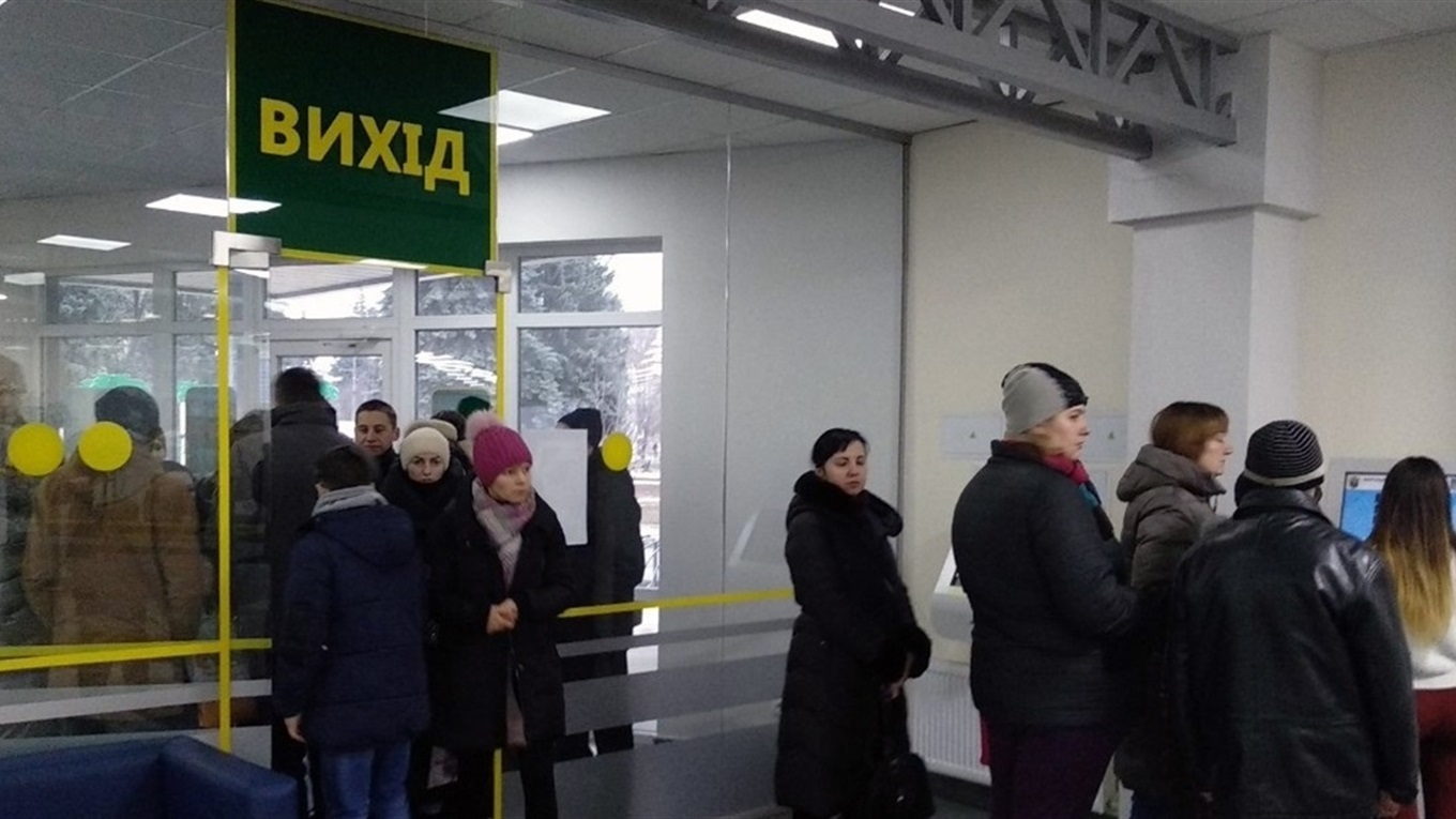 Нашествие за загранпаспортами. Почему в Донецкой области штурмуют миграционную службу?