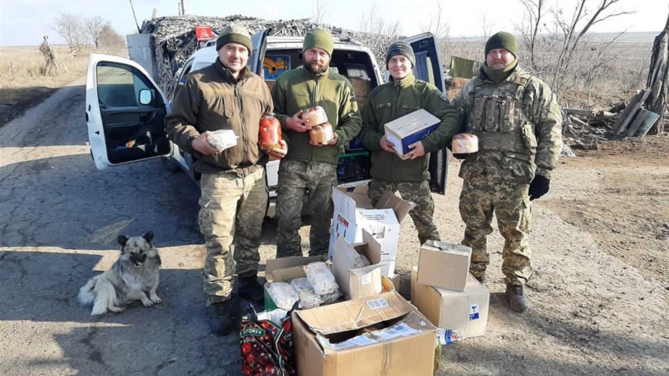 Гостинці з Кіцманщини волонтери знову відправили захисникам на Схід