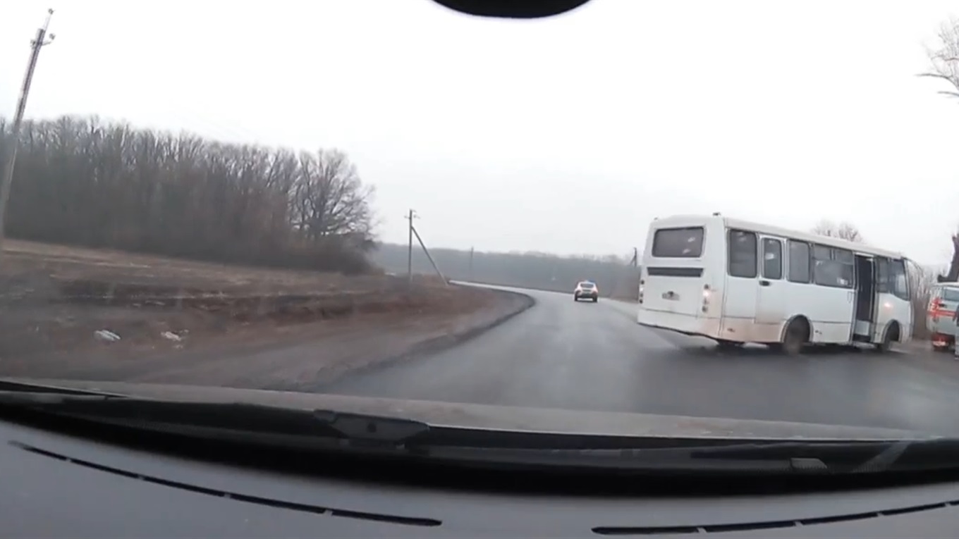Поблизу Волновахи сталися дві ДТП, одна за участю пасажирського автобусу: відео