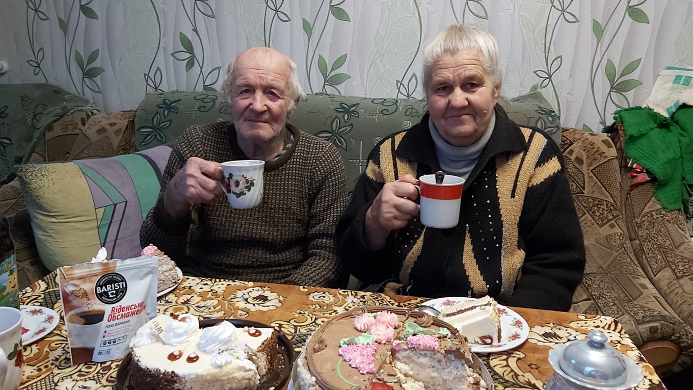 "Аби ні з ким не гуляла, Іван стеріг мене зі школи". Любов Заруба розповіла про своє життя