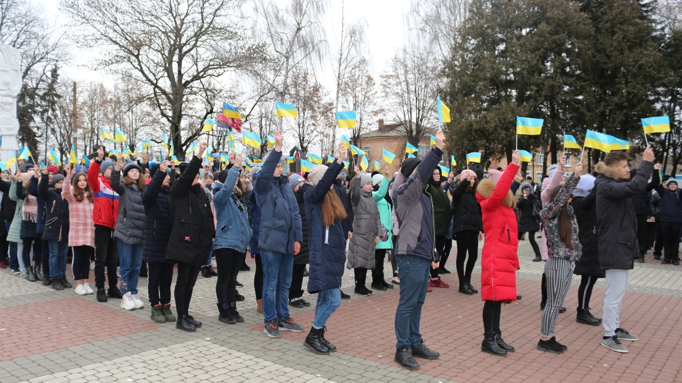 Урочиста хода, живий ланцюг та спільне виконання гімну — у місті відзначили День Соборності України