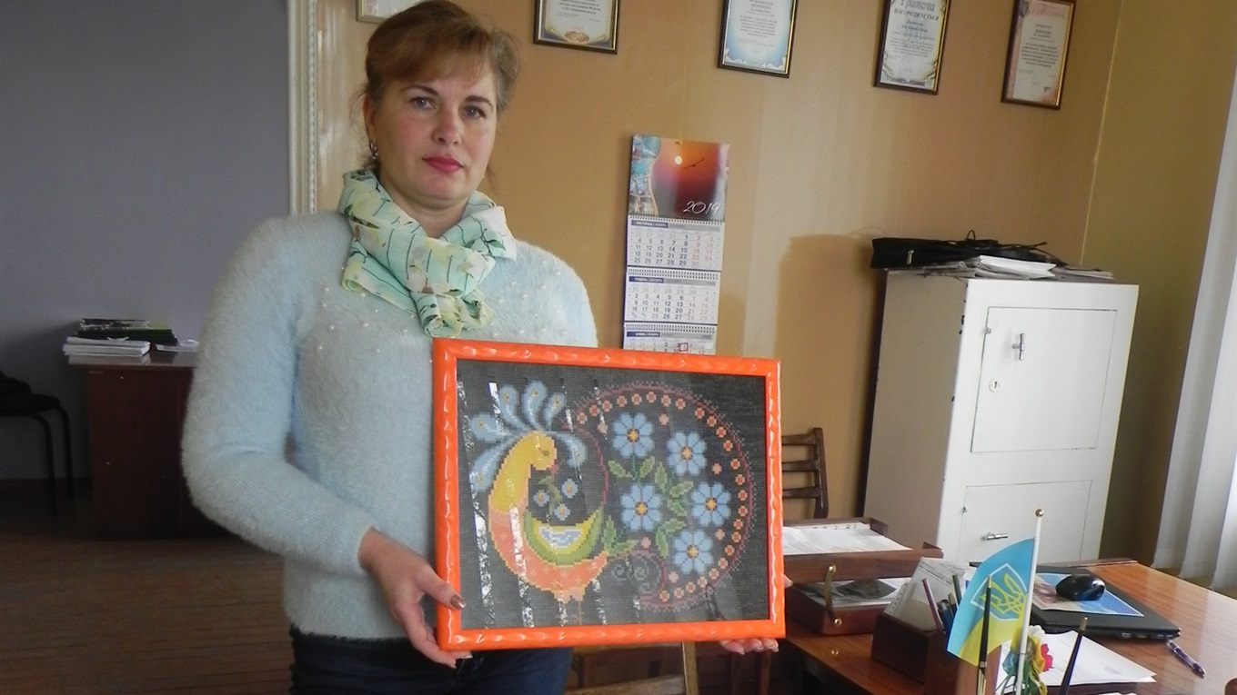 Всё свободное время жительница Стокопаней отдаёт вышивке