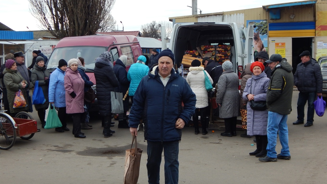 За солодощами сумнівної якості стояла черга. Як торгувалося на традиційному базарі?