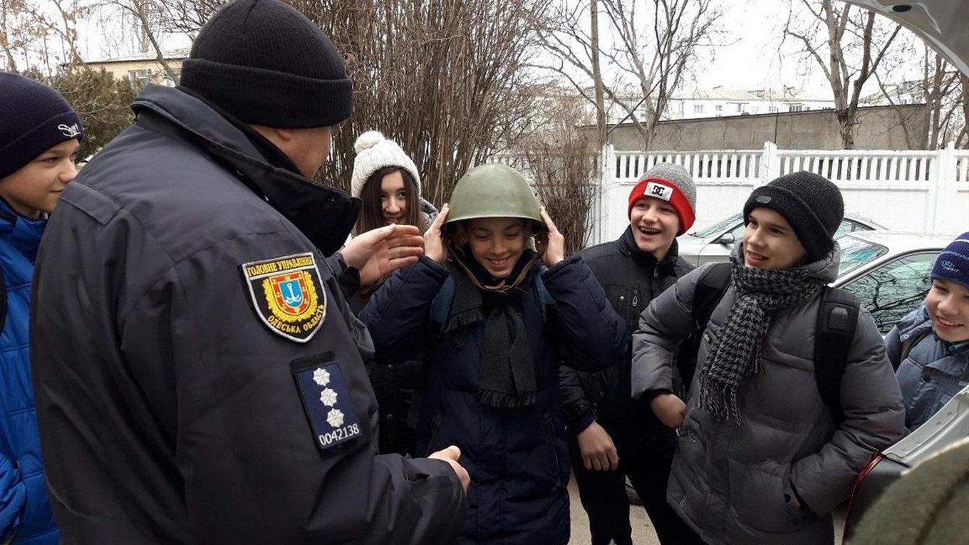 В Измаильском отделе полиции дети примеряли каски и бронежилеты
