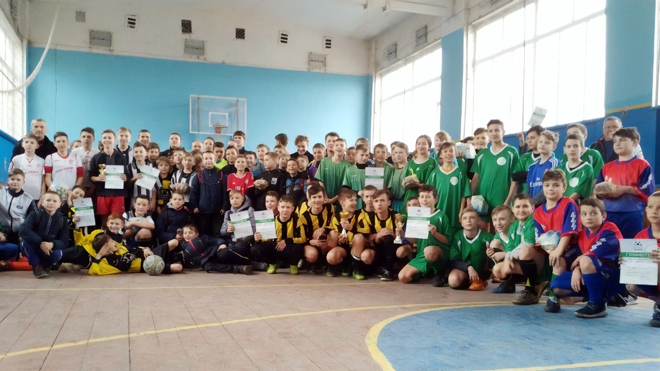 У футбол грають і дівчата.  В Мені стартували традиційні змагання «Вуличної ліги»
