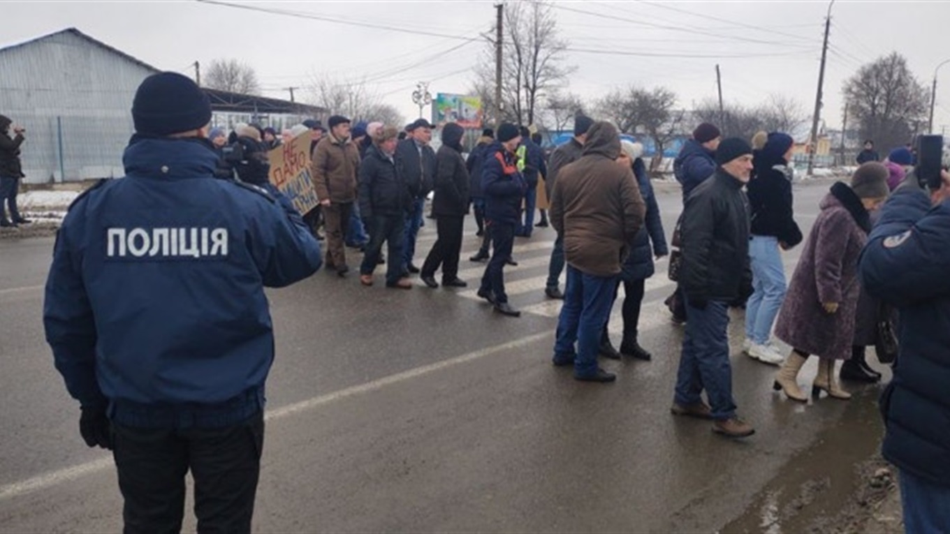 Персонал Старокостянтинівської ЦРЛ вийшов на мирну акцію протесту 