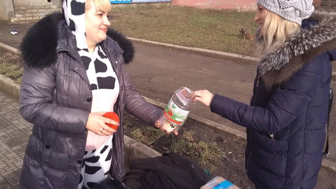 Акція добра: лозівчанки в кумедних костюмах зібрали їжу та гроші чотирилапим  